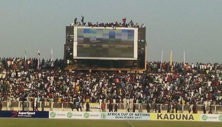ActuFoot_'s tweet photo. 40.000 spectateurs ont assisté à Nigeria-Egypte ce soir dans un stade d'une capacité de 25.000 places ! https://t.co/4scfNnnU5e