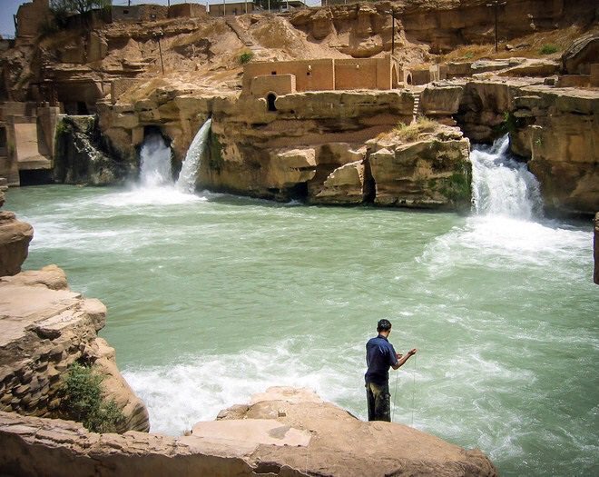 مدينة تستر العربية في شمال الأحواز .
صورة حديثة من الأنهر التي تجري من تحت هذه مدينة العربية الأصيلة ."