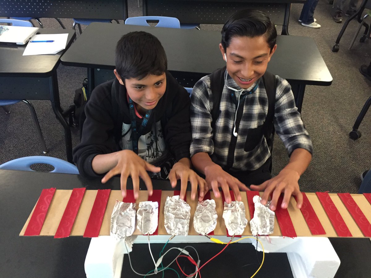 MsAlyssaB's tweet photo. Handmade, recyclable instruments that produce digital sound!!!! Go @ms_blaha iSudio @VIDASHARKS https://t.co/hdd9UPfgO7