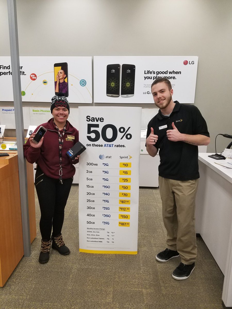 PGHMills2's tweet photo. She wanted the S7 edge with AT&amp;T but didn't want to wait... say hello to #GalaxyForever @SprintMWLS https://t.co/Cor8OgMPPI