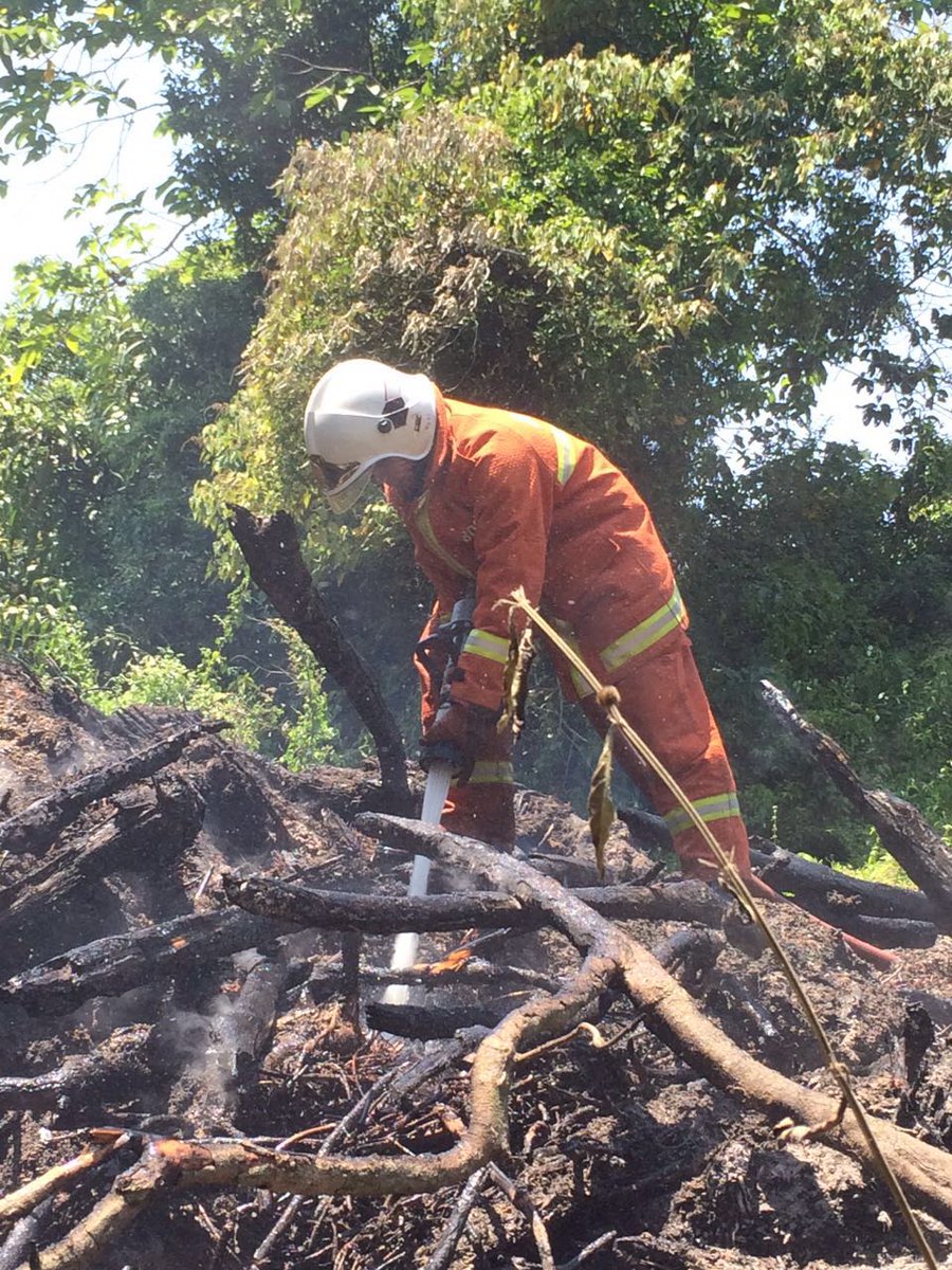 25/3/16: KBKRN SEMAK BRHMPRN BENGKEL LORI DI Batu 8 3/4 Jln Kuala Krai, Kg Berangan Kadok, Kelantan 1.11 ptg #BOMBA