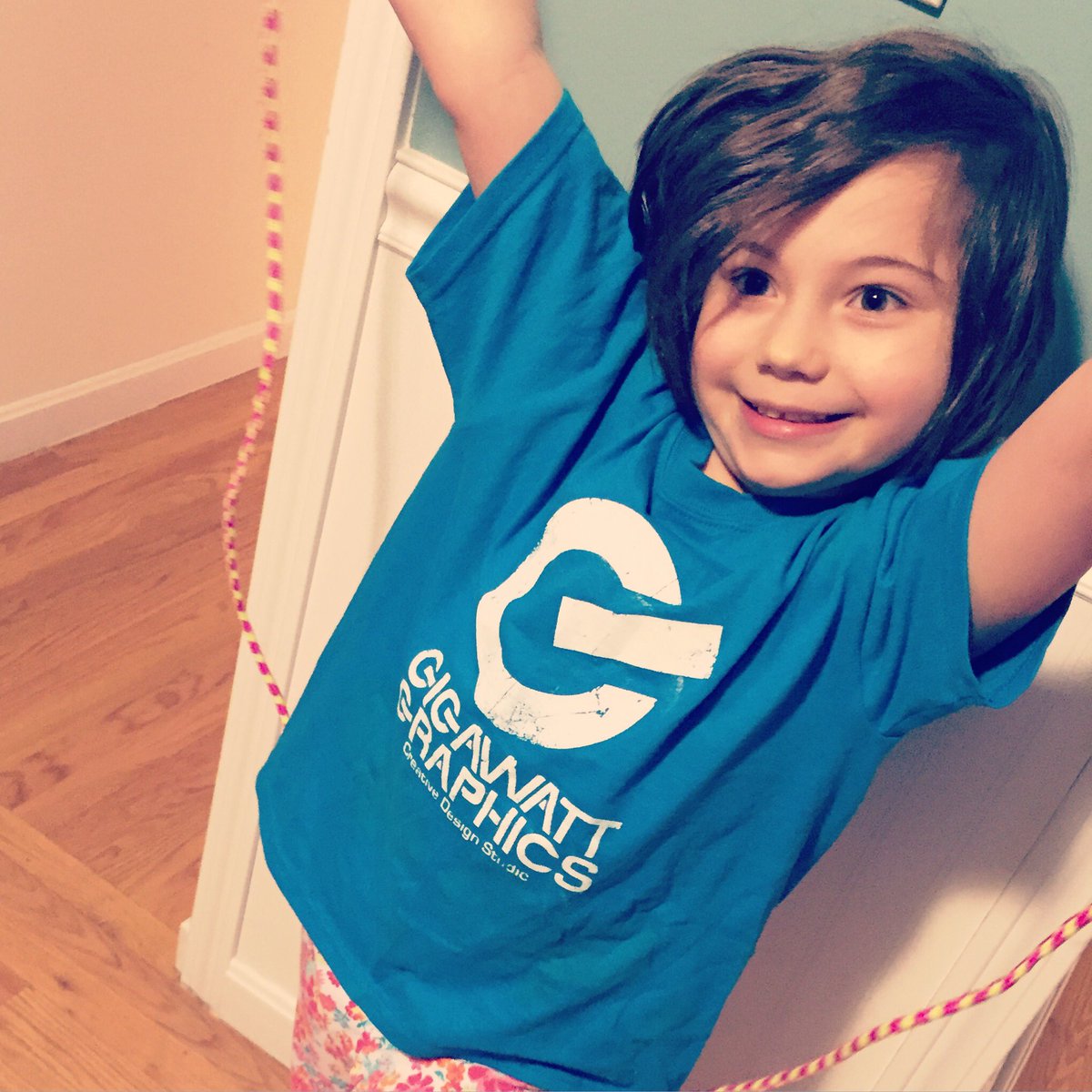 GigawattGraphic's tweet image. Annabelle&apos;s sporting her Gigawatt Graphic gear! #designerintraining #tshirt #screenprinting #predecessor