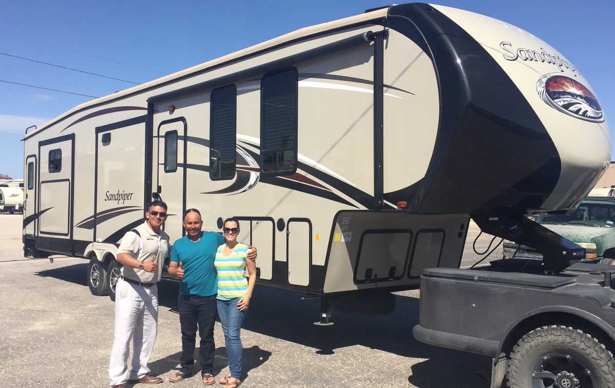 D79Martinez's tweet photo. @FUNTOWNRV
#RVDAVE
#325-315-8380
#NOTACLOUDINTHESKY
#SANDPIPER https://t.co/ioIT1EJbNS