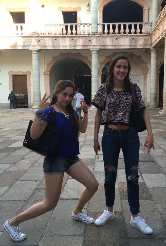 Feru97's tweet photo. Te prometo que nunca voy a dejar que pase un día sin que sonrías💖 @majo98_sc #QuePorte #QueElegancia #QueNormal 🤔😂👭 https://t.co/nLU50NVrK5