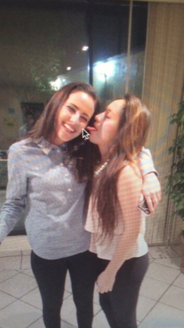 Feru97's tweet photo. Te prometo que nunca voy a dejar que pase un día sin que sonrías💖 @majo98_sc #QuePorte #QueElegancia #QueNormal 🤔😂👭 https://t.co/nLU50NVrK5