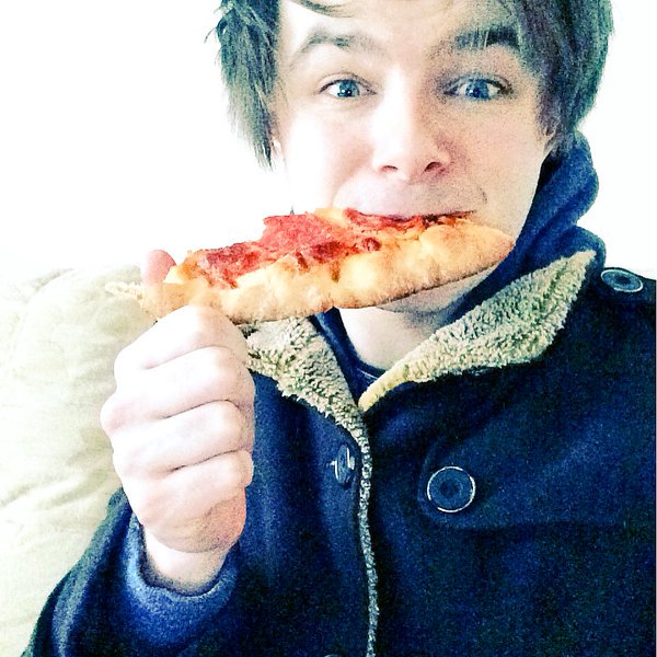 Lukepotter_Arg's tweet photo. Foto de Luke subida a su cuenta de Instagram en la que se lo ve comiendo una pizza. #LPArg https://t.co/WiCsiiGGG9