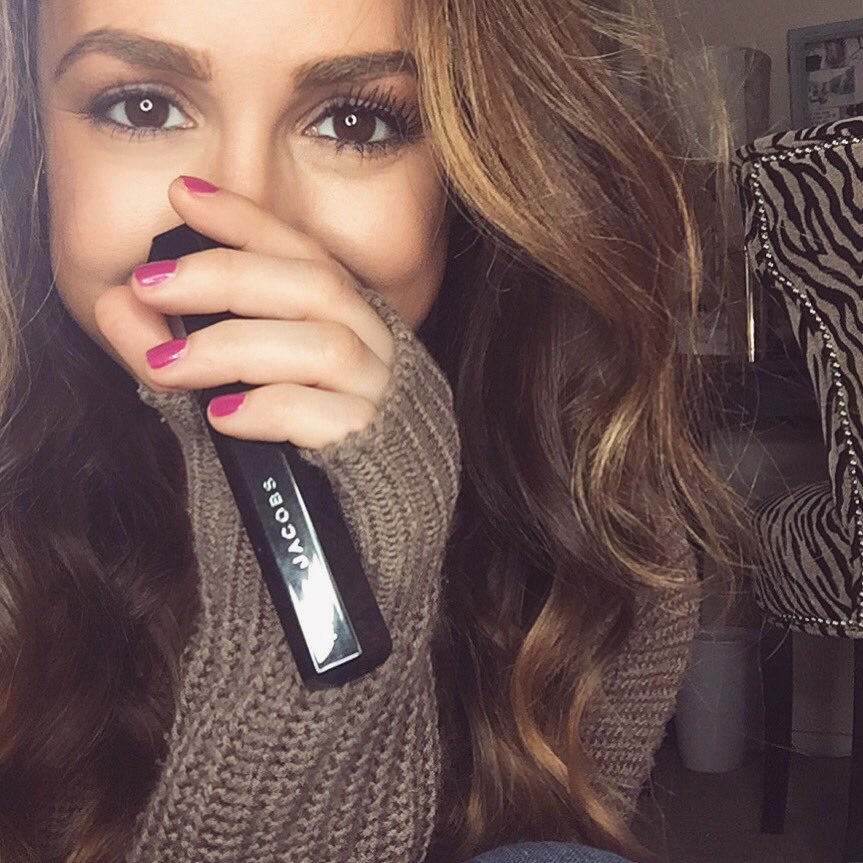 _AmandaBella's tweet photo. Can U tell which 1/2 my face is sporting #EpicLashes?! Not2hard thanks2 #MarcJacobsBeauty + their fab #VelvetNoir! 😘 https://t.co/dKNAO9CRIv