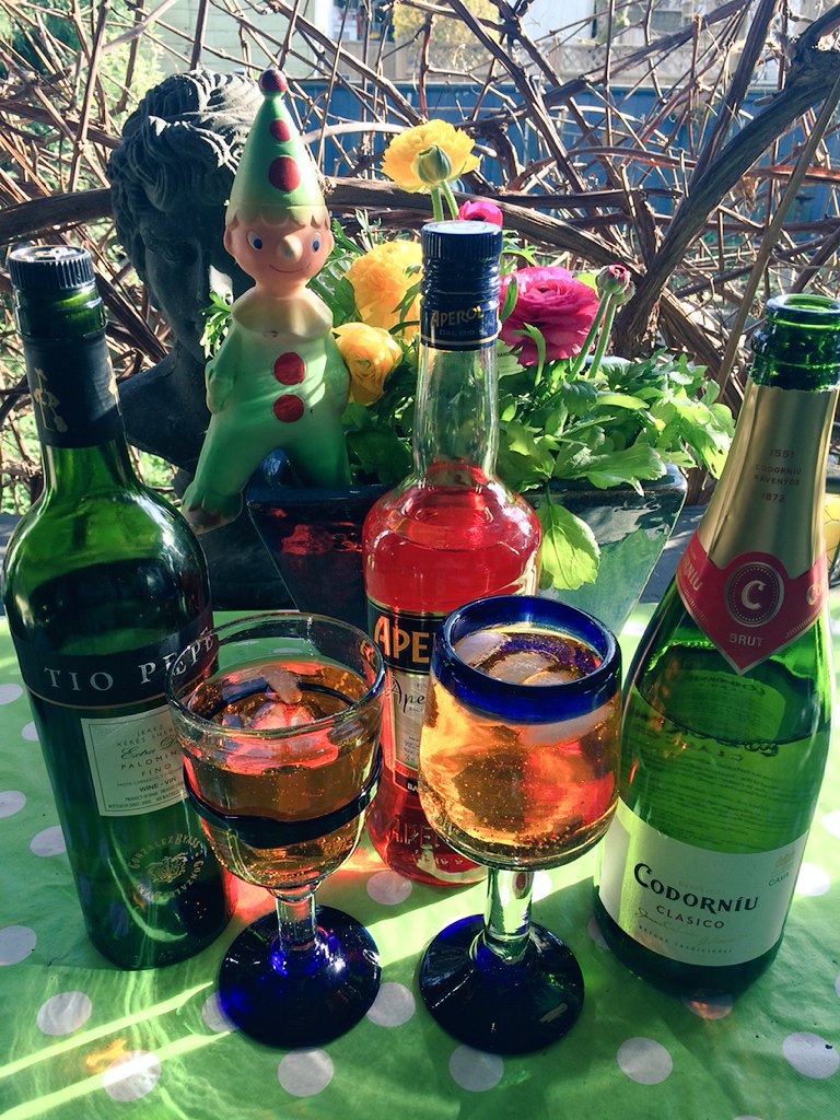 Trying out the @TioPepeFino cocktail "Palomino Spritz" with <a href="/Codorniu_ES/">Codorníu</a> cava, club soda &amp; Aperol - over ice. Fresh!