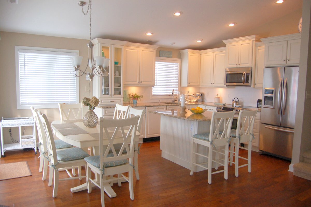 Studio76Kitchen's tweet photo. Small kitchen is so stylish in white with @MedallionCab on the #jerseyshore #studio76design https://t.co/7RQeUMjSV5