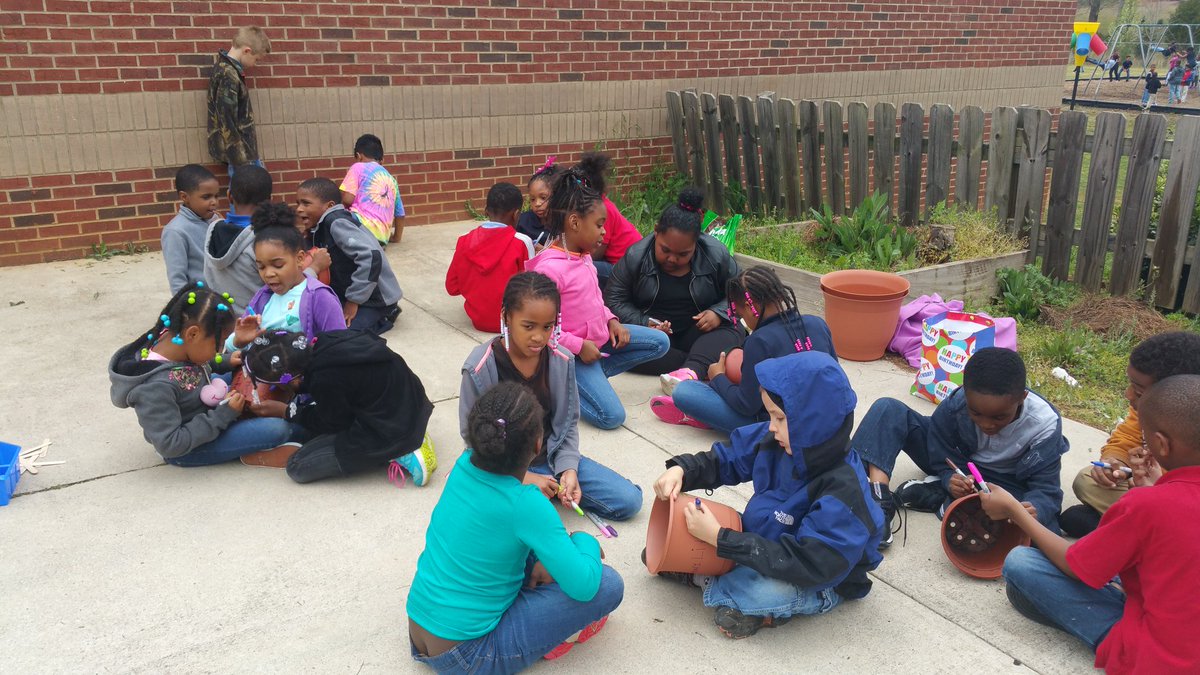 LOESMurray1st's tweet photo. Learning about plants this week! @LIVEOAKELEM #ncssbethebest https://t.co/c3bdO640e1