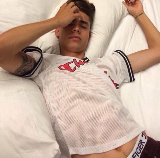 somebody come cuddle and get pizza and some other cute shit,, thanks bye