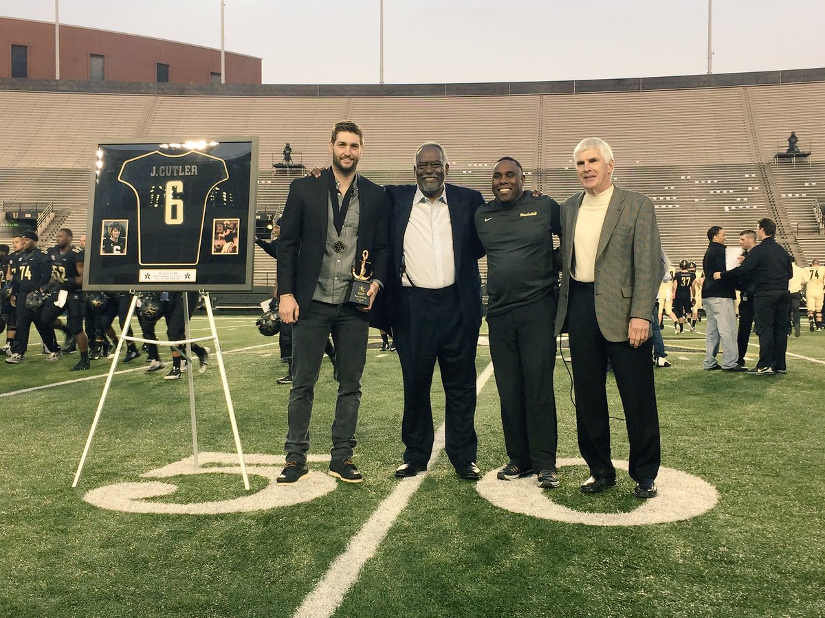 ChicagoBears's tweet photo. #Bears QB Jay Cutler was honored and inducted into the @vucommodores #HOF on #DynamiteNight. 

CONGRATS JAY! https://t.co/XhgPTdhfsx