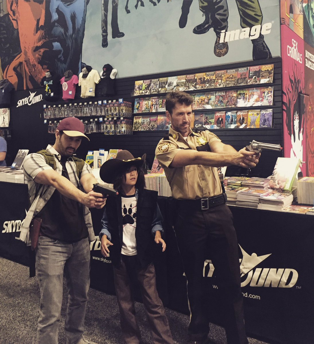 TheWalkingDead's tweet photo. We have a ton of amazing #walkingdead cosplayers representing at #WonderCon2016! https://t.co/mWUjVZO55y