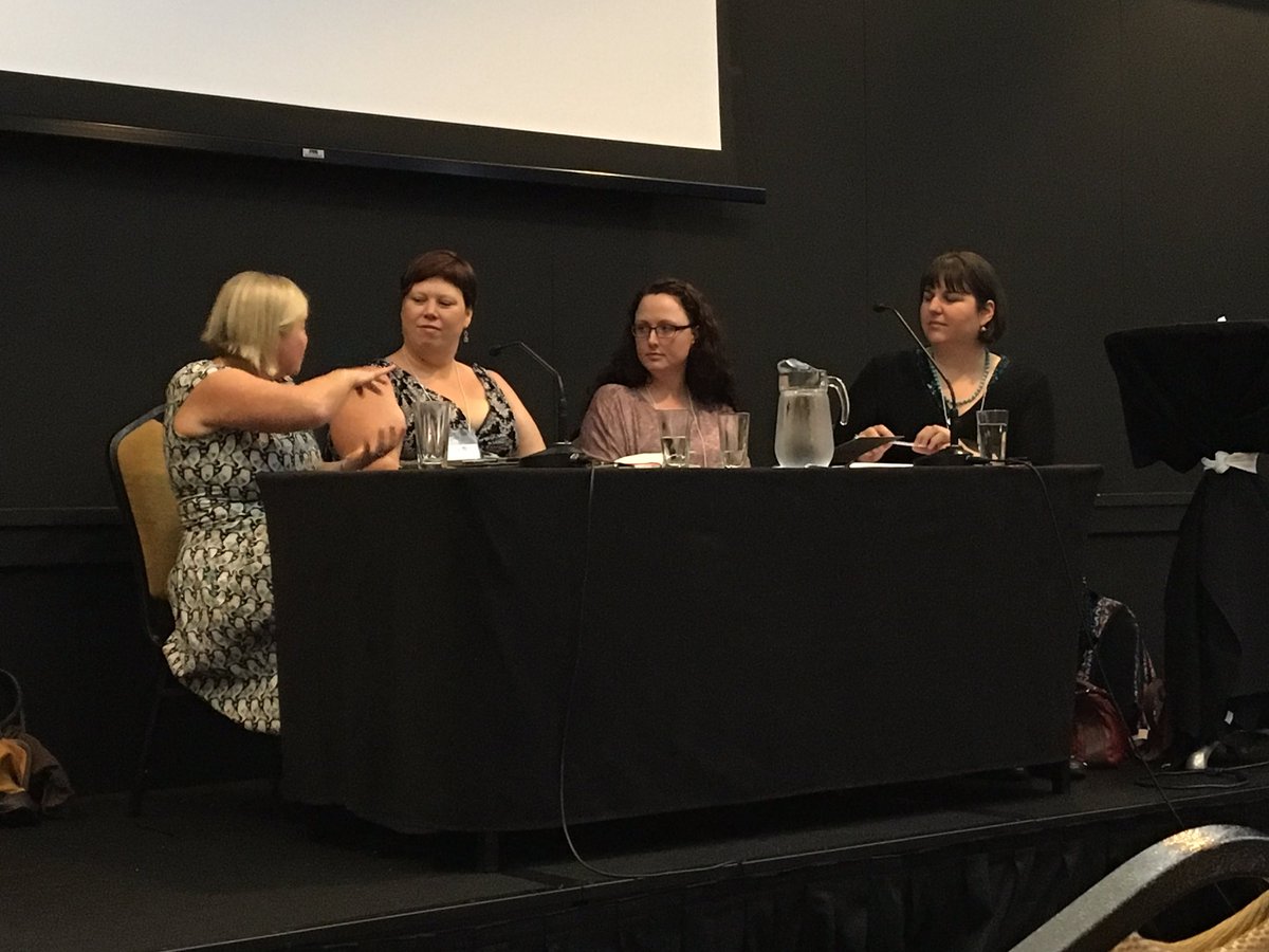 Smoph's tweet image. Animation from @alexadsett describing how important reading widely within genre is from her experience. #Contact2016