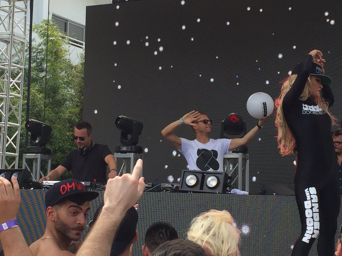 GleamEDM's tweet photo. Perfectly timed shot of Armin and Sander #spinninhotel #MMW2016 #WMC2016 https://t.co/wtMamlY4yu