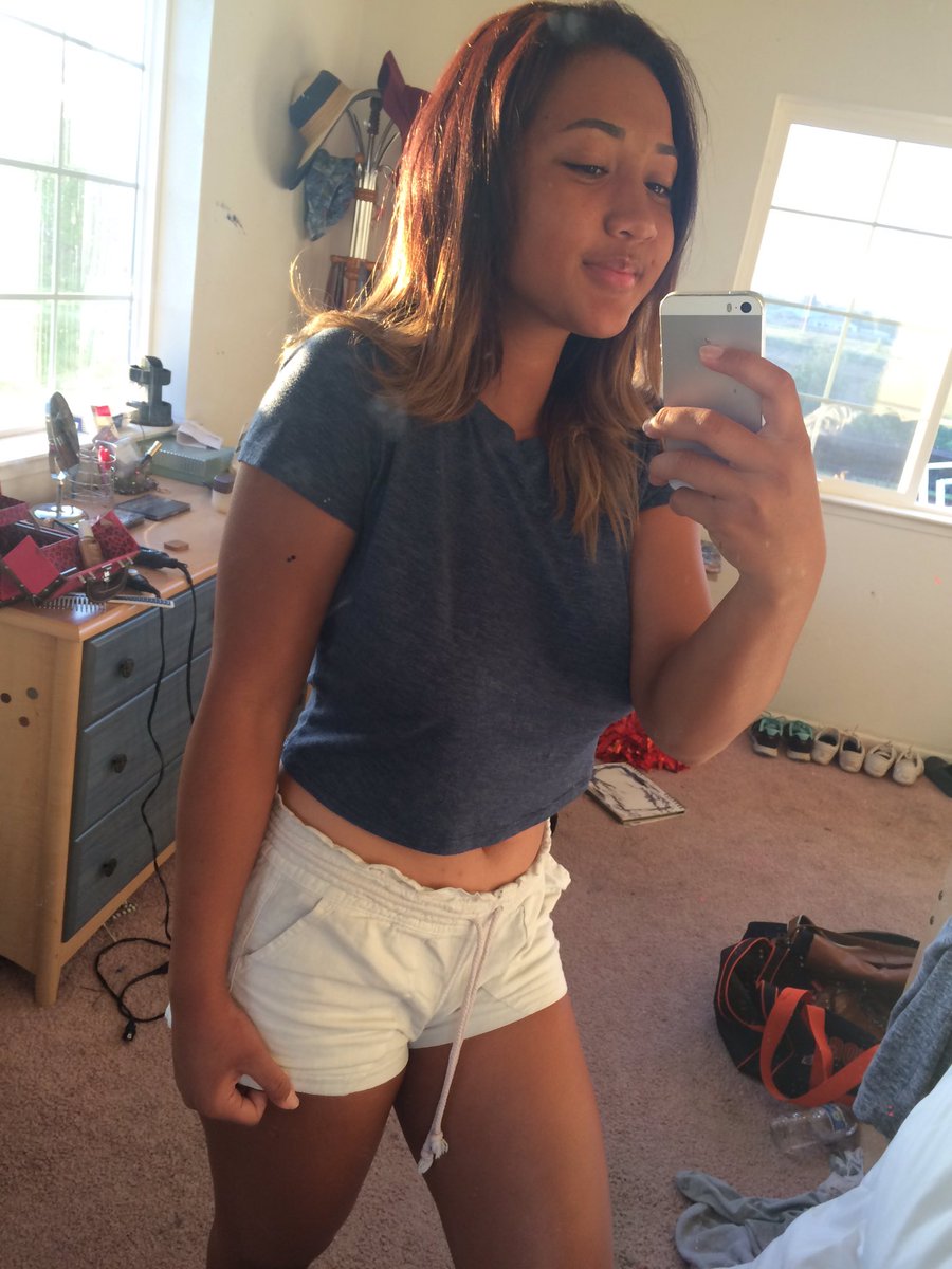 lilreesiee's tweet photo. When you tan so much you're 5 shades darker than your stomach😭😂 #DiveProblems https://t.co/g7074LyN25