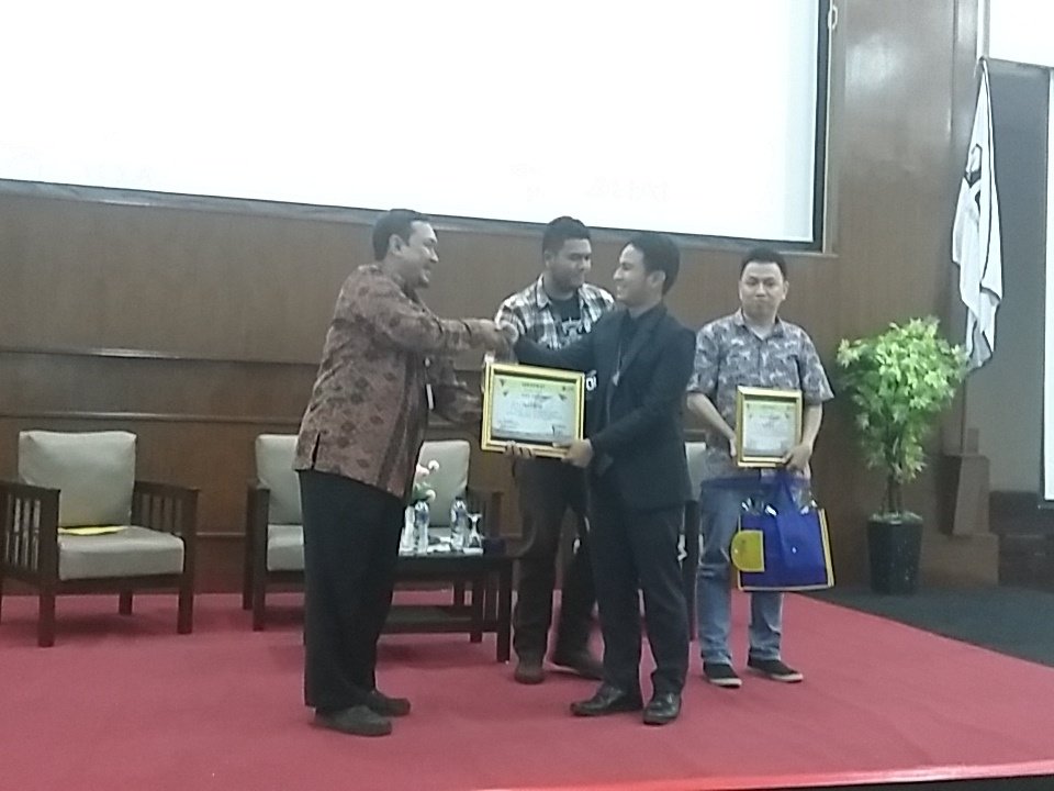 Pemberian plakat kepada moderator kita