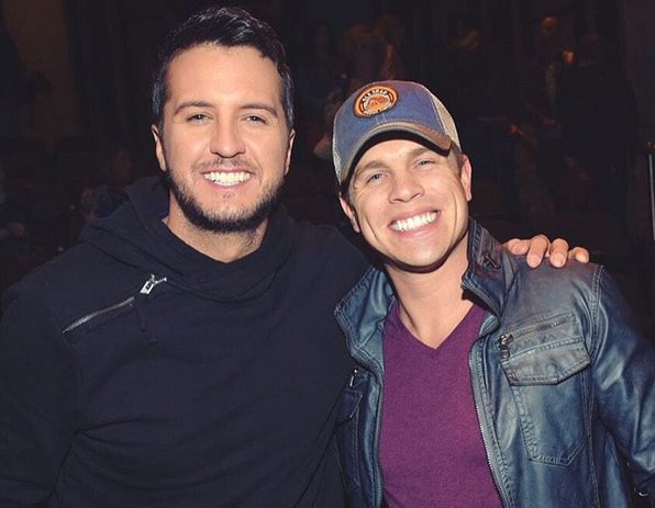 SoundsLikeNash's tweet photo. .@dustinlynch credits @LukeBryanOnline  for his evolving stage show: https://t.co/yGKyT8wjUR https://t.co/u5ubfxwKGS
