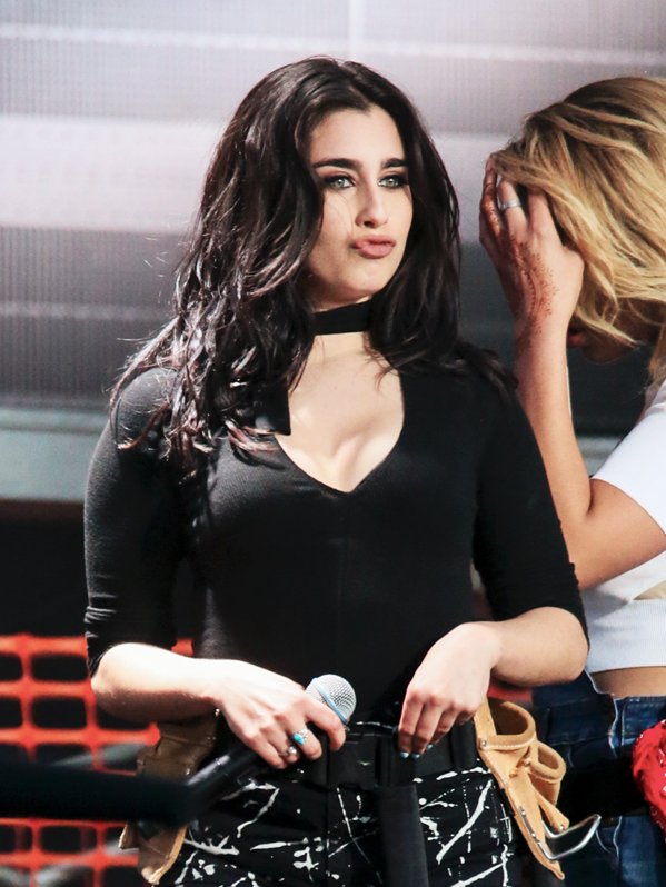 lmjlude's tweet photo. Isso só poder ser um teste comigo #UptwonFunk #iHeartAwards #BestCover https://t.co/iizeYDp98M