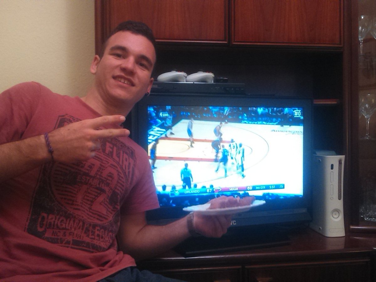 JaviiMLM's tweet photo. Desde Canarias, Miami vs Orlando!! Mejor una foto con torrijas que de los pies #dormiresdecobardes https://t.co/kuowUclQ1o