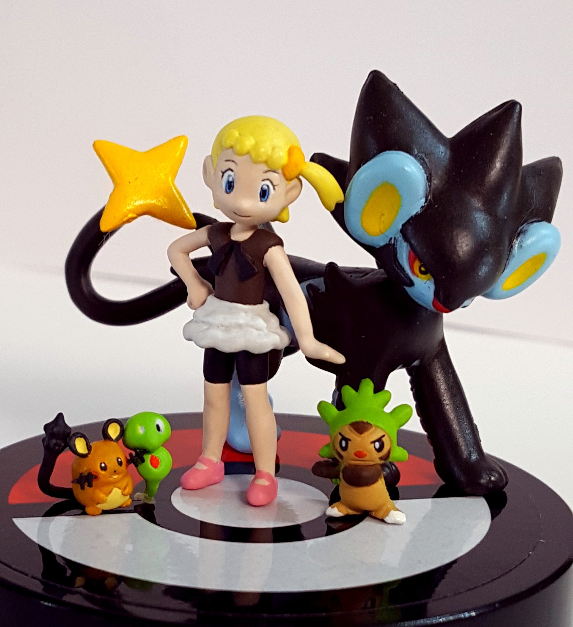 すくなめ Auf Twitter 立体ポケモン図鑑ユリーカ 身長が解らなかったので小学一年生女子の1cmを想定 首は接着せず可動を残してます 立ポケデデンネと並べる これがしたかった 40分の1スケールのポケモンフィギュア作って立体ポケモン図鑑補完しようぜ