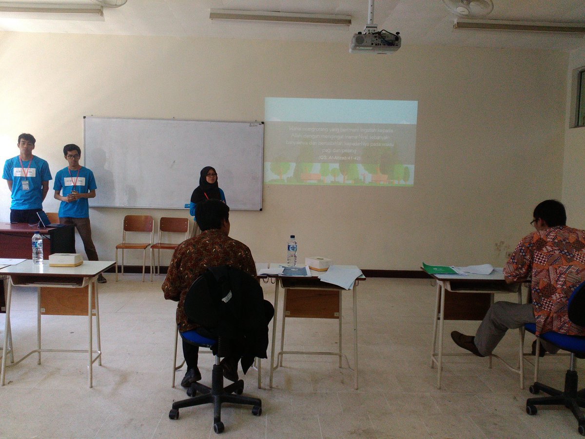 amdfilkomub's tweet photo. Saat ini presentasi dari tim Nuha nih,, 
#iac2016 #islamicappscontest #finalistiac2016 #islamic #amdfilkomub https://t.co/AMZXqKQ7oI