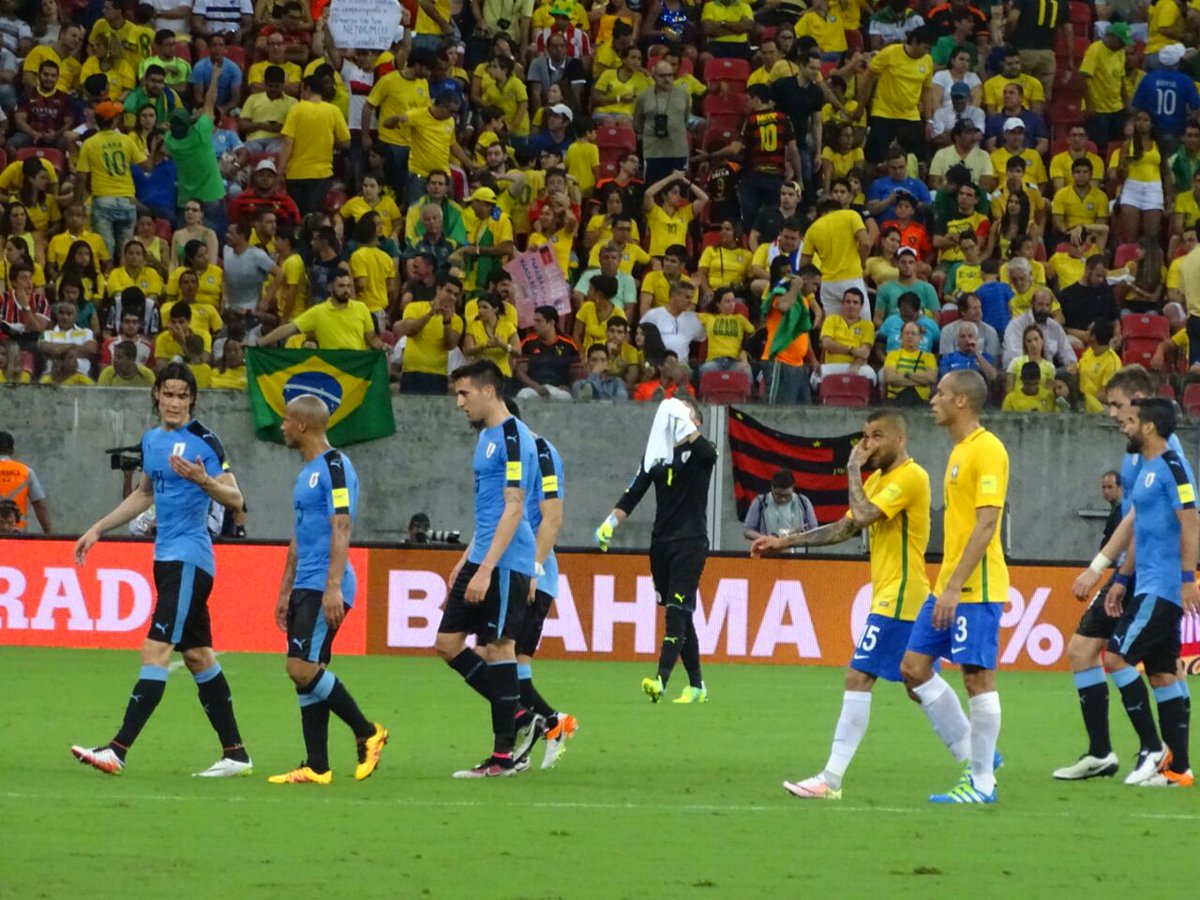 Uruguay's tweet photo. #BRAURU | Comenzó el segundo tiempo en Recife, Brasil. @CBF_Futebol 2-1 @Uruguay https://t.co/1YW3Ova6hy