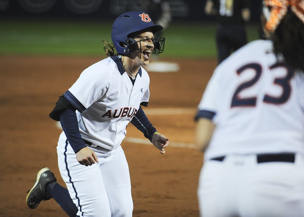 jeff_shearer's tweet photo. Great shot by @SumpterPhotoAU of @Kasey_Cooper13 rounding the bases after Grand Slam in @Auburn_Softball 10-0 win. https://t.co/viSWStwpZS