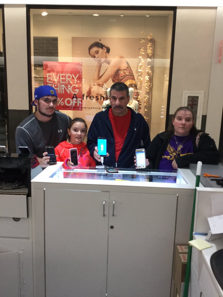 eastview_2's tweet photo. Happy family switching from Verizon all new galaxy s 7 @SprintMWLS RL https://t.co/DEUhVpzfLb
