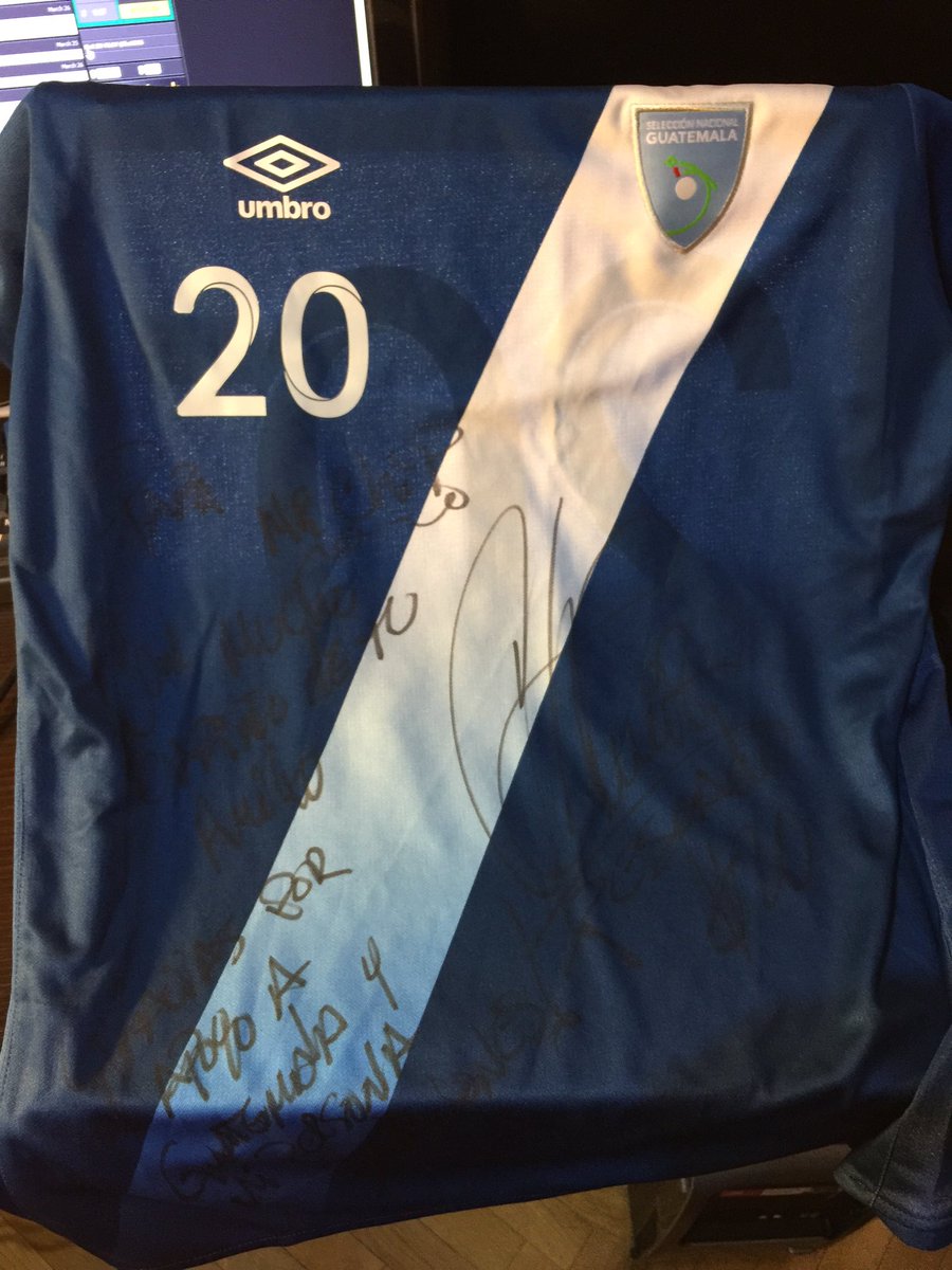 Y si. Yo tengo la camiseta firmada y dedicada del hombre récord del día #GuatemalaPower 💪🏻🇬🇹💪🏻🇬🇹💪🏻🇬🇹
