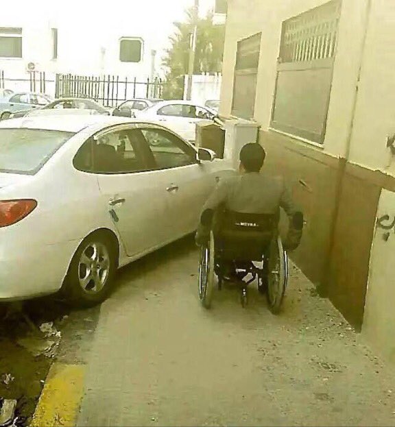 #صورة تجمع بين معاق حركياً ومعاق أخلاقياً.