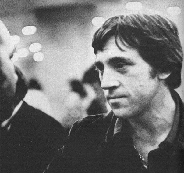 Иду скользя и в мире нет таких. И нет таких вершин что взять нельзя. Так что нет причин. Так что нет причин. Для остановки нет причин иду скользя.