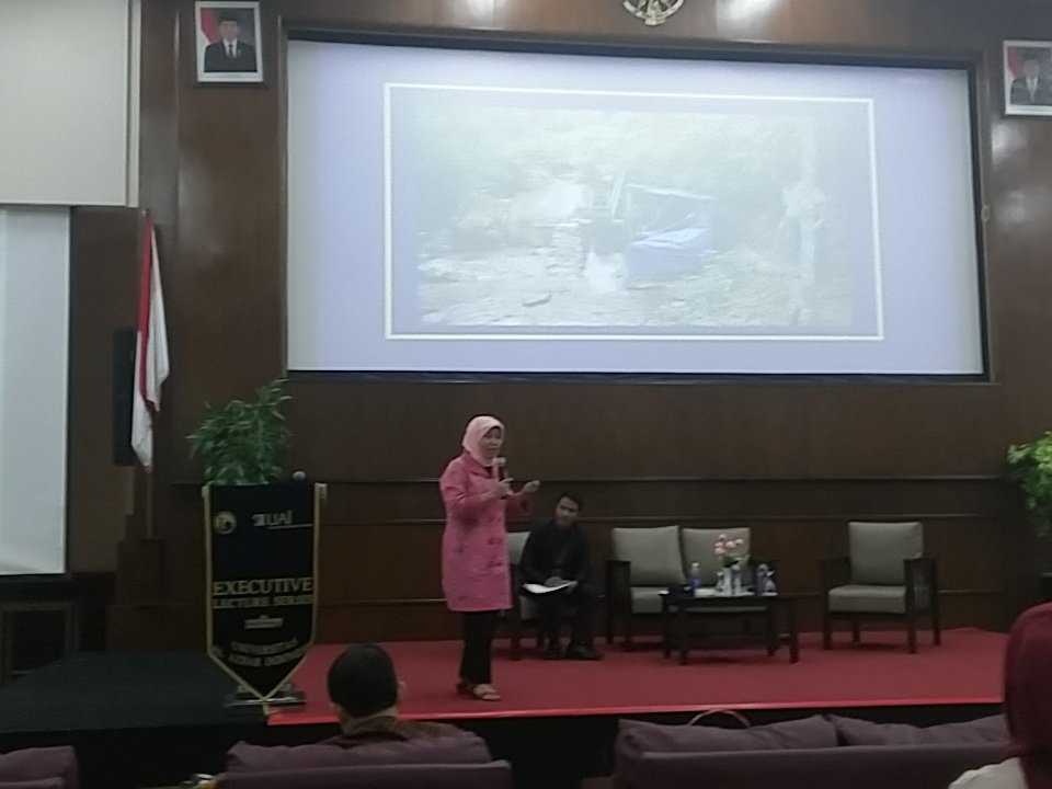 Saat ini Ibu Tri Mumpuni Wijayanto sedang memberikan materi