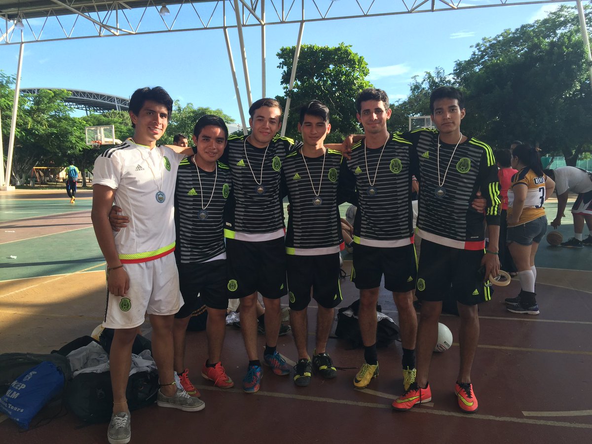 SalcedoReza's tweet photo. @AztecaDeportes #YoJuegoFutbolCon spiders, fac. arquitectura🙊 https://t.co/GgoSGC9vjk