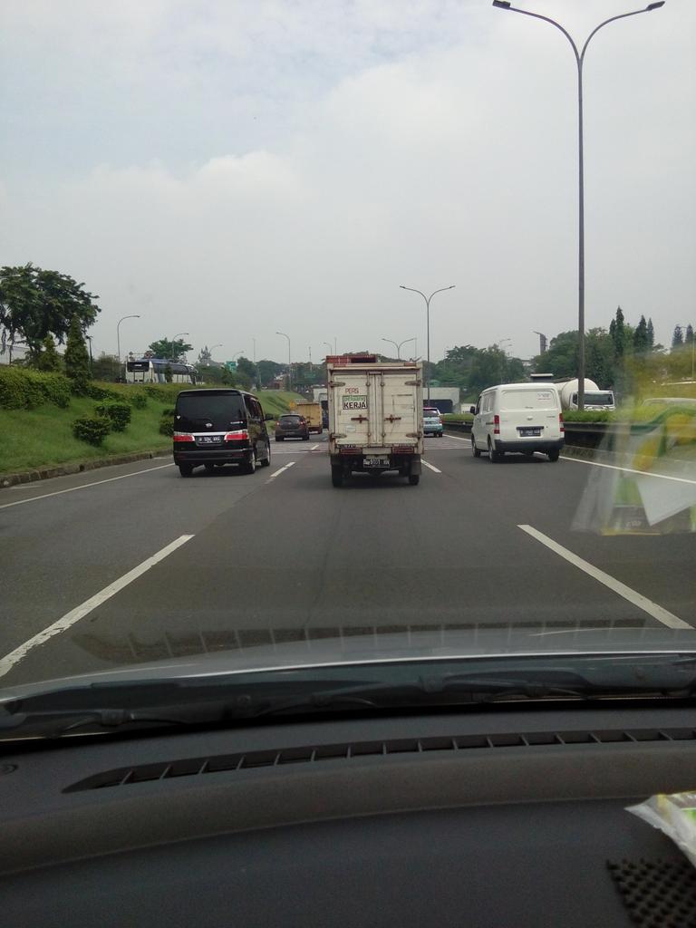 hksudarsono's tweet photo. Sopir box didepan mengemudi dgn membahayakan pemakai jalan lain di Tol Simatupang arah PI. https://t.co/PtvnFCeqdc