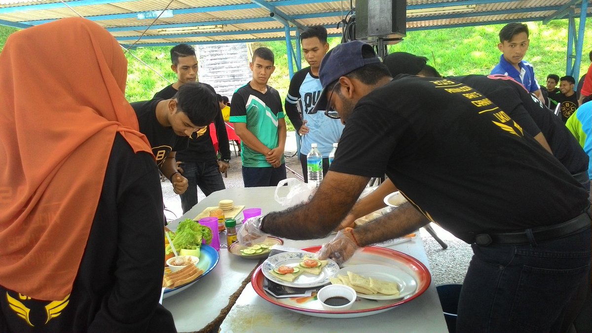 ABC_ukm's tweet photo. Yummm yumm nampak sedap jea sandwich yg depa buat.! 😘🎊🎈🎋🎁 #youmasakirasa #abc16 #kab #ukmpride
@UKMtwt https://t.co/Z8y7amHAUB