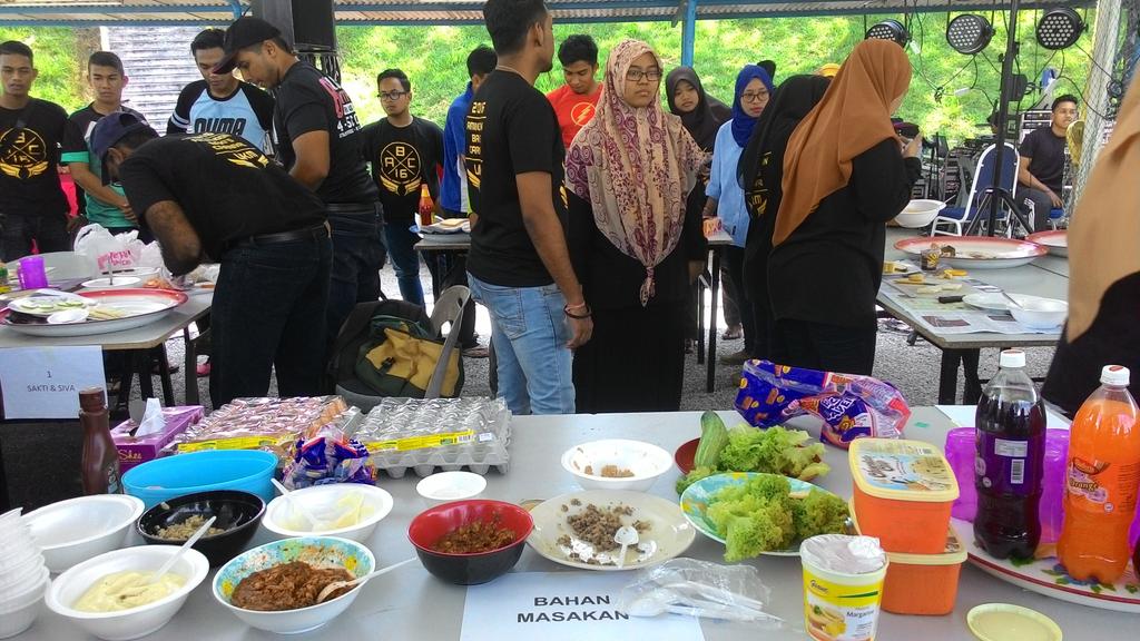 ABC_ukm's tweet photo. Yummm yumm nampak sedap jea sandwich yg depa buat.! 😘🎊🎈🎋🎁 #youmasakirasa #abc16 #kab #ukmpride
@UKMtwt https://t.co/Z8y7amHAUB