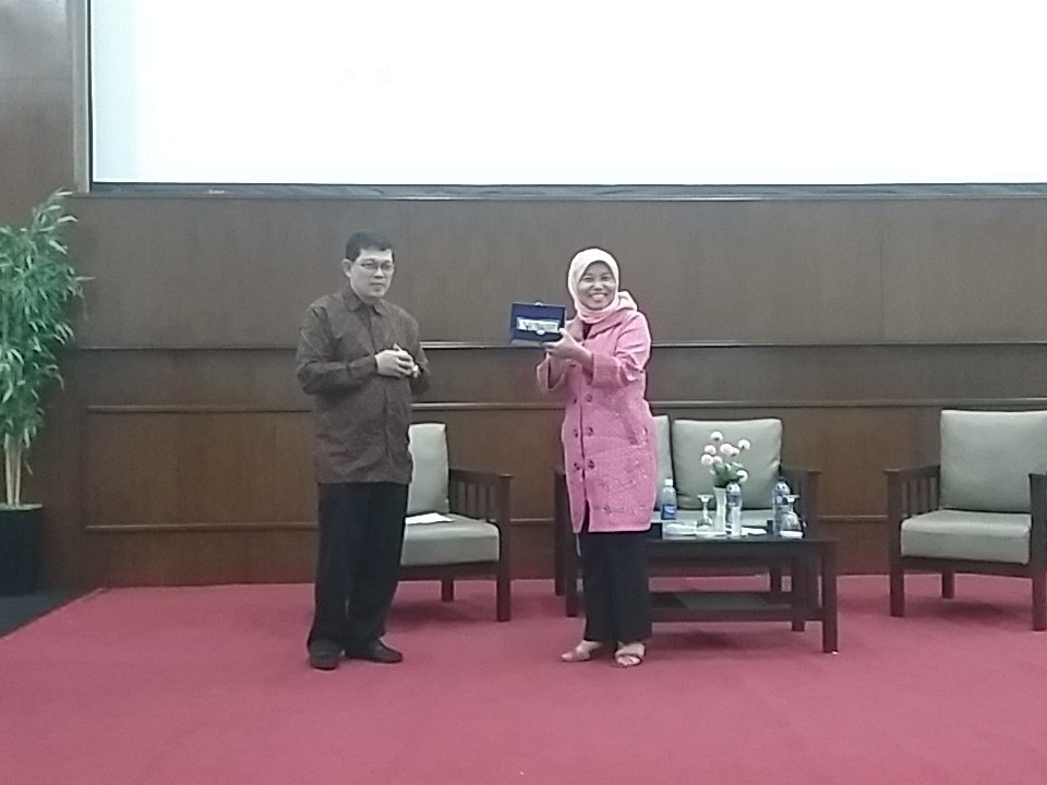 Sesi pemberian plakat dari Rektor Universitas Al-Azhar Indonesia kepada Ibu Tri Mumpuni Wijayanto