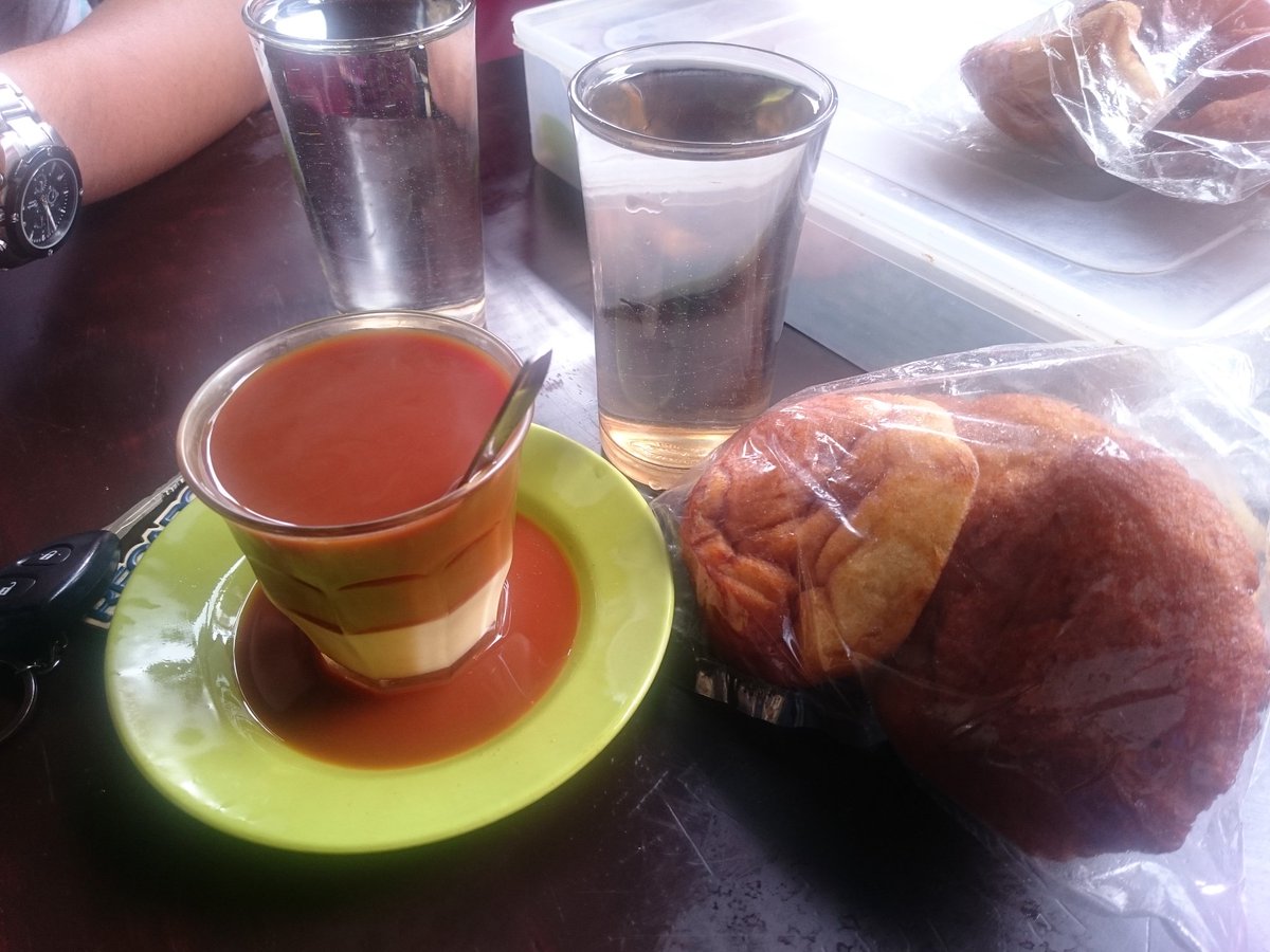 kepinkristian's tweet photo. Late breakfast😂, hot milktea with bread yummyyyy 😋 @GPTP_V #FutureHeroT5el https://t.co/LSH8okkuDk