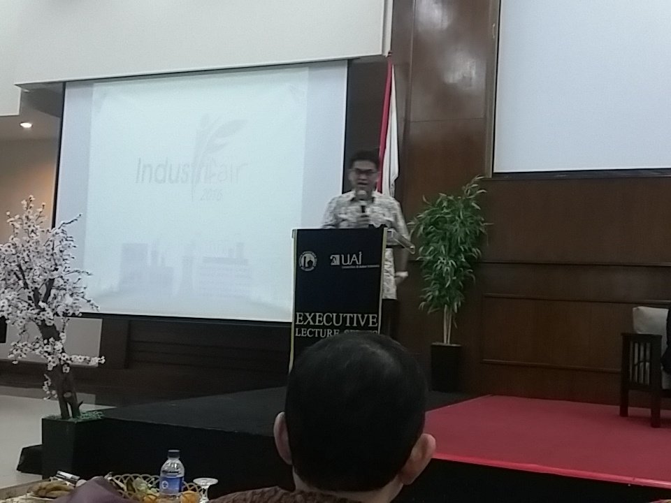 Sambutlah Keynote Speaker kita, yaitu Bapak Hari Sungkar, Deputi Infrastruktur Badan Ekonomi Kreatif