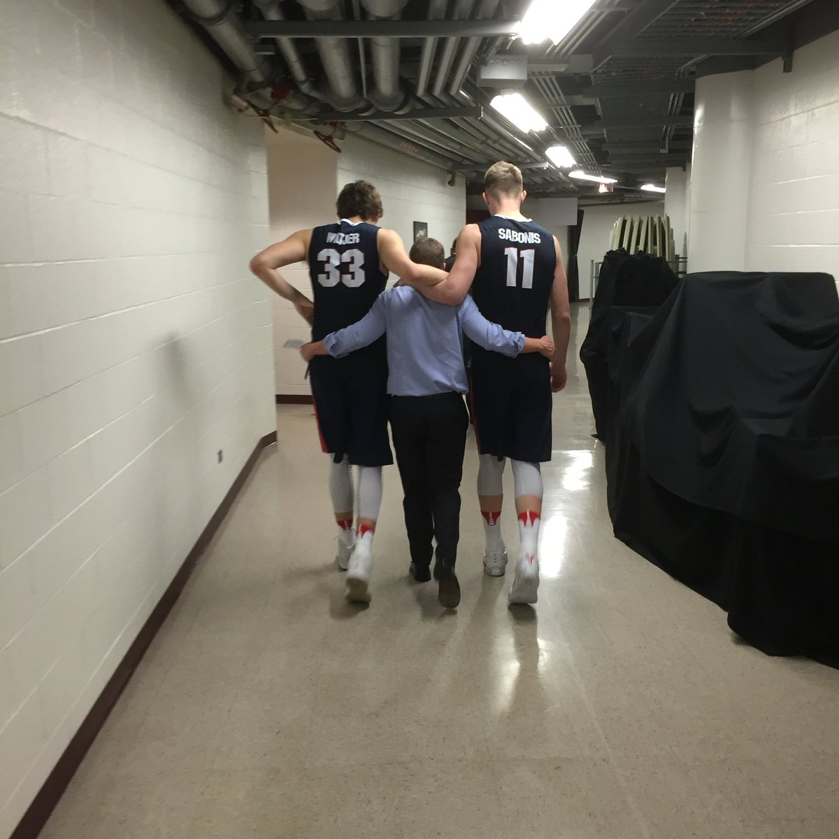 ZagMBB's tweet photo. Tough end to a fantastic season. 28-8. #UnitedWeZag https://t.co/BvoWN947h3