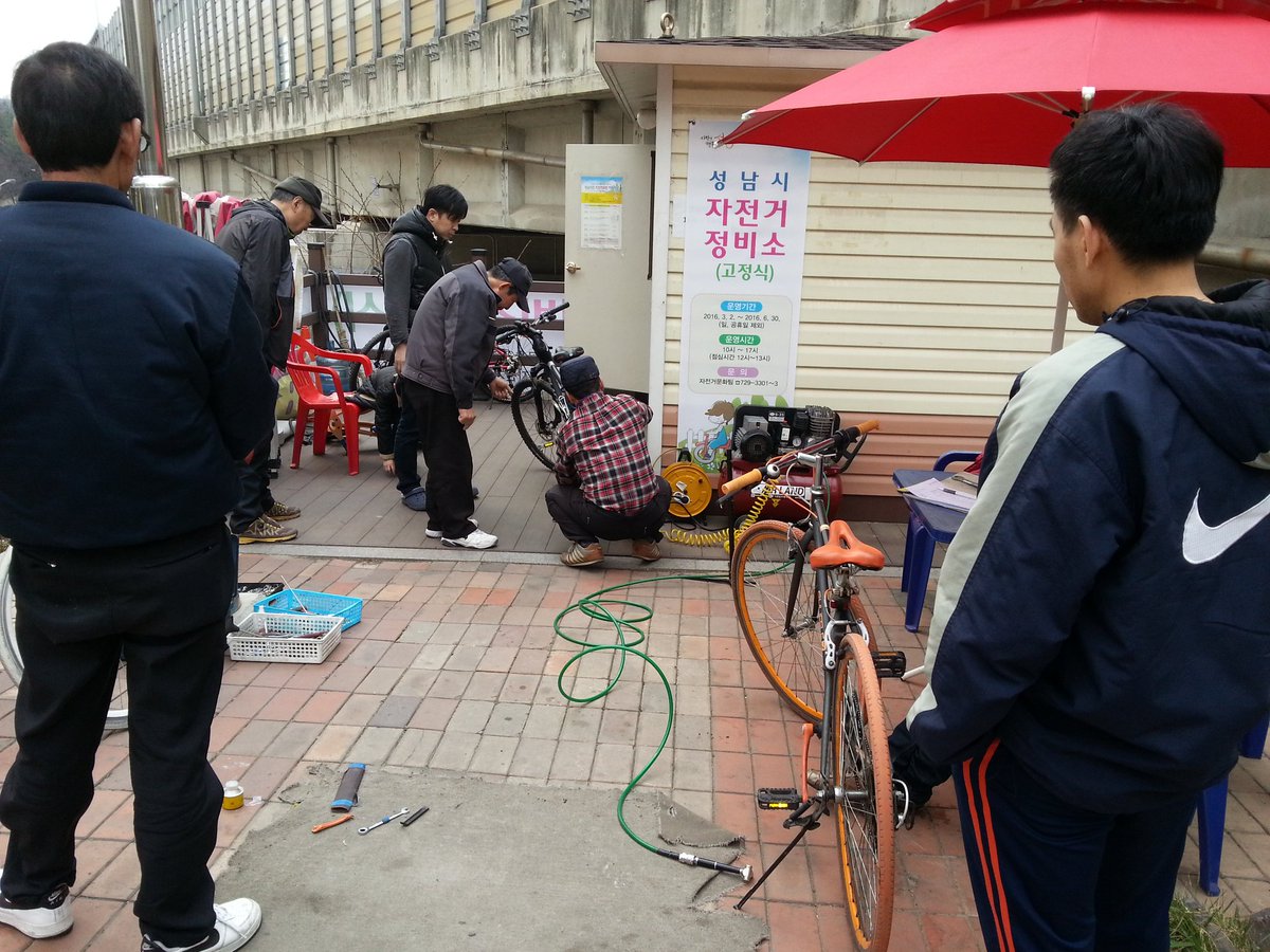 탄천에 있는 성남시  자전거 정비소입니다.
많은 분들이 자전거 수리 받으려고 기다리시네요.
간단한 수리는 무료예요~