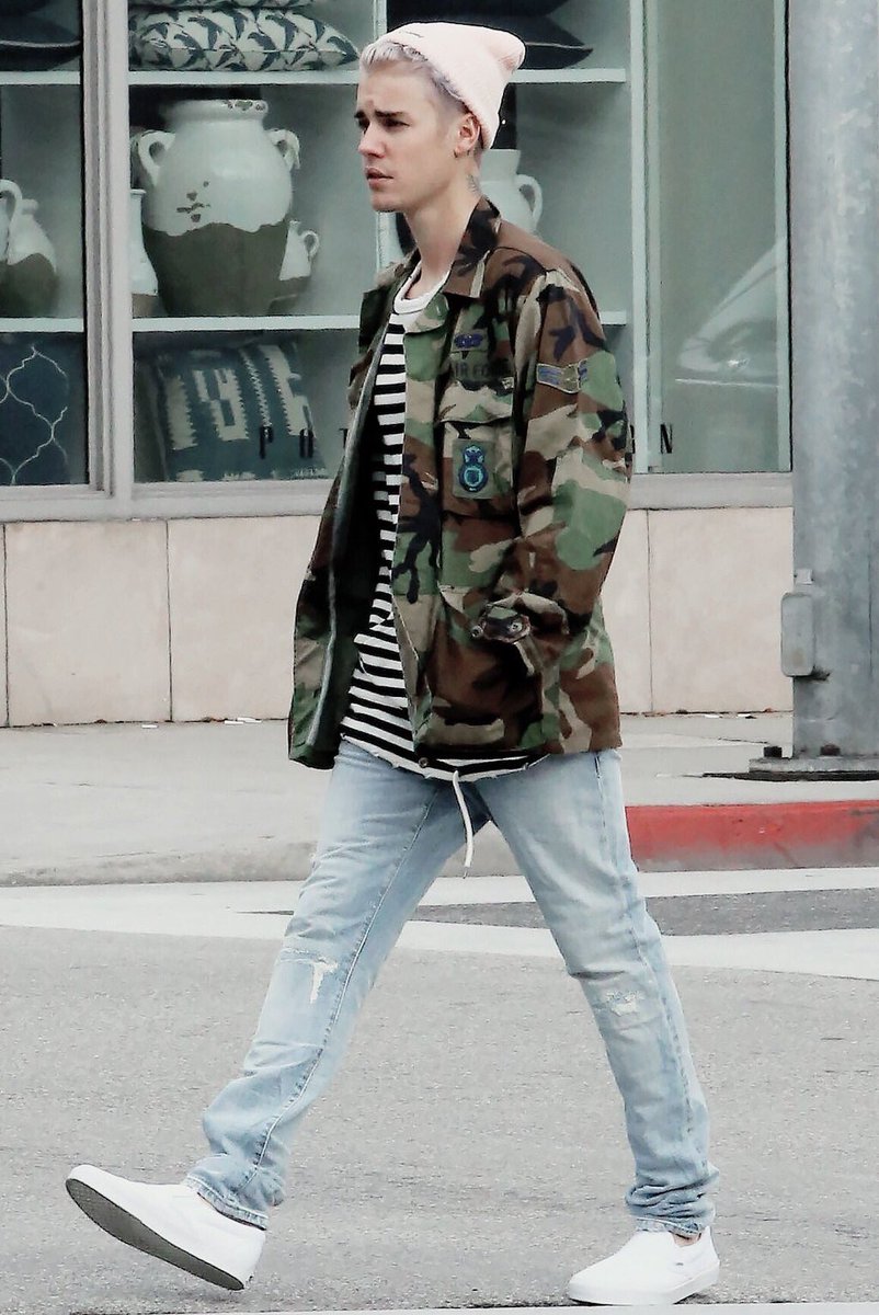 stringingbieber's tweet photo. @justinbieber your outfits are always on point 😭😭 https://t.co/pTWYYsW4Ls