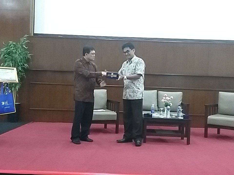 Serah terima plakat dari Rektor Universitas Al-Azhar Indonesia kepada Bapak Hari Sungkar