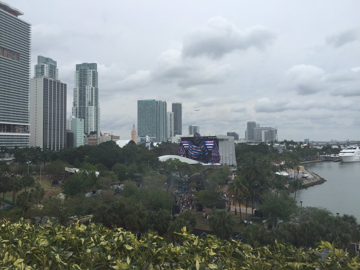 GleamEDM's tweet photo. Beautiful shot overlooking Bayside and downtown Miami from the Intercontinental Hotel. #Ultra2016 #MMW2016 #WMC2016 https://t.co/3mSaQyumVI