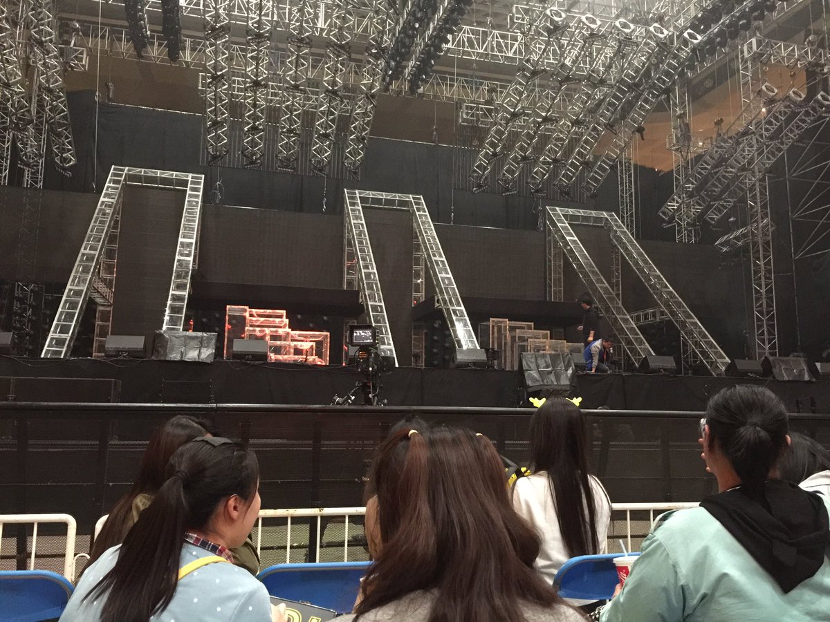MYDEARLU0420's tweet photo. #LuHan1stChinaTour บรรยากาศข้างในฮอลล์จ้า I'm so excited. ^_^ Cr. MYDEAR鹿0420 https://t.co/X4AUgZMnlx