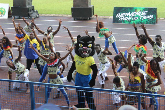 caf_online_FR's tweet photo. Dans le cadre des élimininatoires de la #CAN2017, @fegafoot_gabon a dévoilé hier sa mascotte, Samba. Votre avis ? 
https://t.co/0w7BTXxSiy