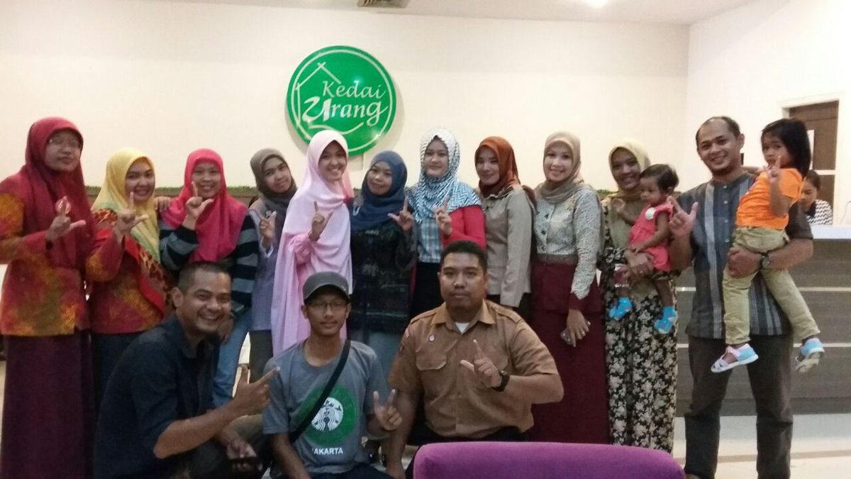 SRbergerak's tweet photo. para kurir #SRlampung berdiskusi utk persiapan pematangan Rapat Koordinasi Lampung esok hari https://t.co/0G8QzIAjjE via @rintawulandari
