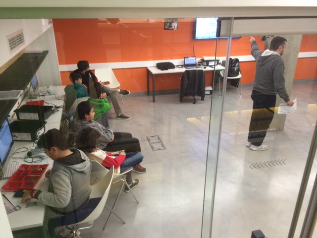 UTechLab's tweet photo. #Synthesizer #workshop και #RoboticsIII #workshop τώρα στο #Utechlab https://t.co/sqw5uHoaQ6