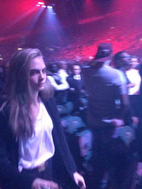 CaraFact's tweet photo. Cara, Rita Ora, Margot Robbie and another friend at Justin Bieber's concert last night in Las Vegas. https://t.co/NwfqGINdnp